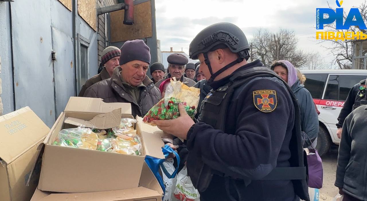 Спасатели два раза в неделю привозят хлеб и продукты 33
